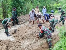 Siapkan Sasaran Fisik TMMD 120, Babinsa Kodim Bojonegoro dan Warga Napis bersih-bersih Jalan Poros Desa