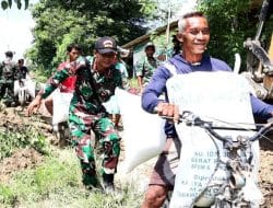 Peduli, Babinsa Koramil Tambakrejo Bojonegoro bantu Warag Dorong Sepeda Motor