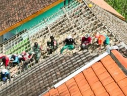 Peduli Dunia Pendidikan, Babinsa Kodim Bojonegoro dan Warga Rehab Ruang Kelas Sekolah Dasar