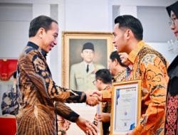 Presiden Jokowi Serahkan Penghargaan SPBE Terbaik Kepada Bupati Tuban