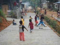 Tampak Keceriaan Anak-Anak di Tengah Semangat Pembangunan Jalan oleh Satgas TMMD ke-120 Kodim 0316/Batam