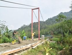 Sertu Joni dan Warga Bersama Membangun Desa Sijenggung