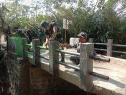 Jembatan Desa Sijenggung Di Cat oleh Program TMMD Reguler ke-120