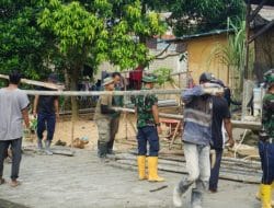 Minggu Penuh Semangat, Satgas TMMD dan Warga Membuka Papan Mal Jalan yang Sudah di Cor