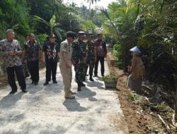 Tim Wasev PJO TMMD Sapa Warga Nenek Miarto Desa Sijenggung