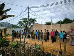 Tak Menyurutkan Semangat Satgas TMMD dan Warga Berbondong-Bondong Kerjakan Pemasangan Mal.