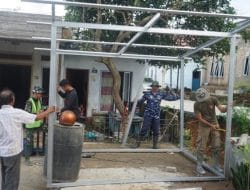 Satgas TMMD 120 Kodim0316/Batam Bersama Warga Bangun Siskamling Guna Jaga Keamanan Lingkungan