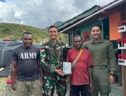 Tk Koper Satgas Yonif 509 Kostrad Bagikan Al-Kitab Kepada Salah Satu Tokoh Pemuda di Intan Jaya