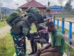 Ingin Ganteng dan Rapi,Pemuda Intan Jaya Mengantri di TK J2 Satgas Yonif 509 Kostrad untuk Pangkas Rambut