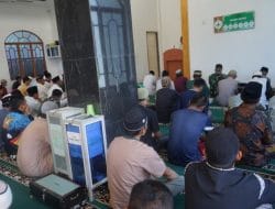 Anggota Satgas TMMD Meski Sibuk Tetap Sempatkan Salat Jumat Berjamaah