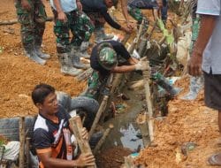 Penuh Semangat di Hari Libur, Satgas TMMD 120 dan Warga Lanjutkan Pengerjaan.