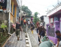 Medan Yang Terjal, Satgas TMMD 120 dan Warga Mengunakan Talang Untuk Pengecoran