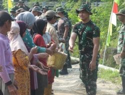Satgas TMMD dan Warga Desa Sijenggung Gotong Royong Langsir Pasir