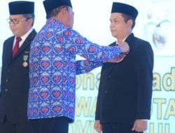 Dr. Mukodi Dianugerahi Satyalancana Wira Karya  dari  Presiden Jokowi