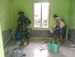 Sinergi TNI dan Warga Desa Sijenggung dalam TMMD ke-120 Mengecat Rumah Bapak Sutono