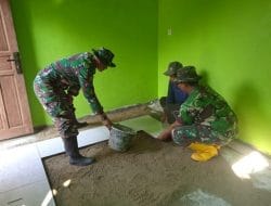 Sinergi Satgas TMMD dan Warga Desa Sijenggung dalam Pemasangan Keramik RTLH