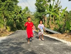 Melihat Kegembiraan Anak-anak Dusun Tawaran bersepeda di Jalan Aspal Hasil TMMD 120 Kodim Bojonegoro