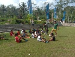 Sertu Joni Di Tengah Kesibukan TMMD, Berbagi Kegembiraan Bersama Anak-Anak SSB Windujaya