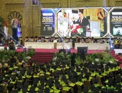 Orasi Ilmiah di Sidang Senat Terbuka UNESA, Wali Kota Eri Dorong 1.506 Wisudawan untuk Berinovasi