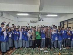 Coach Priska Sahanaya Menyampaikan Tips Public Speaking di SMK 1 Barunawati