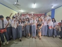 Coach Priska Sahanaya Latih Public Speaking Persuasif di SMK Bina Karya