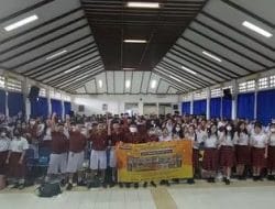 Coach Priska Sahanaya Memberdayakan Generasi Muda Melalui Program Public Speaking di SMP Tarakanita 2 Bersama Pronas