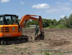 Satu Unit Exavator Diterjunkan untuk Perataan Lapangan