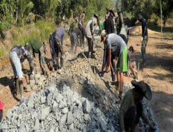 Peningkatan Jalan di Desa Manyahi oleh Satgas TMMD Reguler Ke-121 TA. 2024 Mempercepat Akses Transportasi