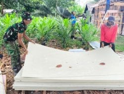 Anggota Kodim 1011/KLK Bersama Warga Persiapkan Kalsiboard