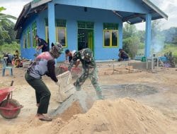 Mengaduk Semen Untuk Perehapan Gereja Bethel Indonesia