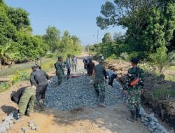 Batu Koral Mulai Disebar untuk Pengerasan Jalan Desa