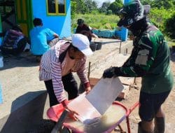 Pratu Feri dan Surya Harno Kelihatan Guyub Menyediakan Keramik