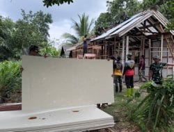 Pengerjaan RTLH di Desa Manyahi: Satgas TMMD Reguler ke-121 Fokus pada Detail Pemotongan Kasiboard