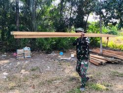 Pratu Nanang Bayu Dapat Tugas Pengangkatan Kayu