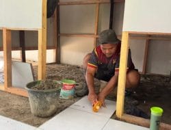 Pemasangan Keramik Rumah RTLH oleh Satgas TMMD Reguler Ke-121 TA. 2024 Meningkatkan Kualitas Hidup Keluarga Kurang Mampu