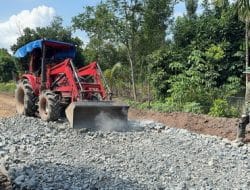 TNI Perataan jalan dengan Pasir dan Batu Tingkatkan Kualitas Jalan Desa