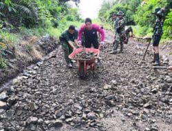 Sinergisitas TNI dan Warga dalam Peningkatan Jalan Desa