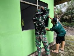 Pemasangan Jendela RTLH oleh Satgas TMMD Reguler Ke-121 TA. 2024 Meningkatkan Kualitas Hunian di Desa Manyahi