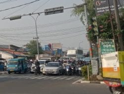 Masih Jam 08.30 Pagi, Simpang Lampu Merah di Kota Depok Tidak Ada Petugas Ngatur Lalu Lintas