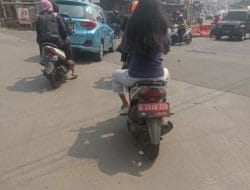 Tak Pakai Helm, Kendaraan Dinas Diduga Milik Pemkot Depok Digunakan Seorang Wanita Hari Sabtu