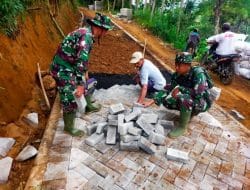 Berikan Infrastruktur Yang Nyaman, Satgas TMMD Ke 121 Kodim 0820/Probolinggo Lakukan Pavingisasi