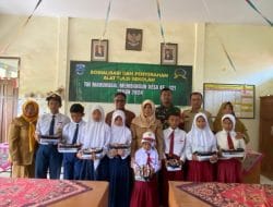 Satgas TMMD Ke 121 Kodim 0820/Probolinggo Serahkan Bantuan Alat Tulis