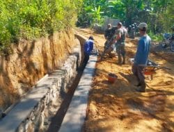 Dikerjakan Bergotong Royong, Pembangunan Plesengan TMMD Ke 121 Kodim 0820/Probolinggo Sudah 50 Persen