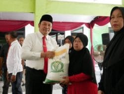 Plt Bupati Sidoarjo Tinjau Penyaluran Bantuan Beras di Kecamatan Candi
