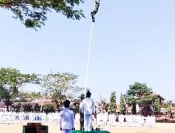 Keren…!! Aksi Nekat Babinsa Posramil Gondang Kodim Bojonegoro Panjat Tiang Bendera