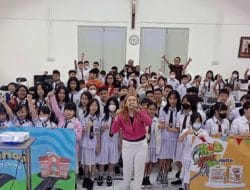 Coach Priska Sahanaya Berikan Tips Public Speaking Sukses Bersama SINOTIF, OHANA MIE, AGATIS, dan PRONAS di SD dan SMP Don Bosco 1