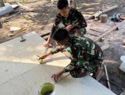 Progres RTLH Rahmani: Pemasangan Dinding Kalsibot oleh Satgas TMMD Reguler ke-121.