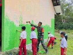 Siswa SD Negeri 1 Manyahi Bekerja Sama dengan TNI dalam Pengecatan Sekolah