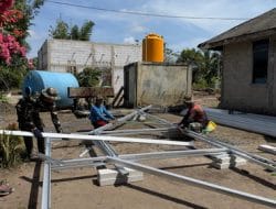 Pemasangan Baja Ringan di Mushola Darul Hikmah oleh Satgas TMMD