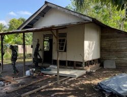 Sinergisitas TNI dan Warga dalam Menyelesaikan RTLH di Desa Manyahi